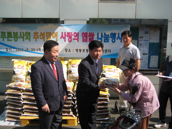 늘푸른 봉사회 저소득층 어르신에게 쌀 전달