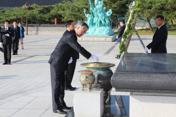 광주 5.18 묘역을 찾은 문재인 민주통합당 후보     &copy;조성호  