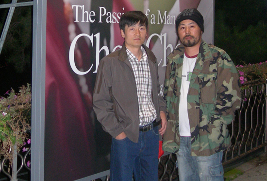 BIFF야외포스터 앞에서 포즈를 취한 주연배우 박성준-송경의     &copy;박영철 