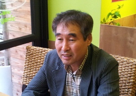 활동을 설명하는 윤석성 위원장