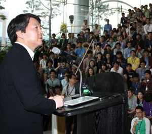 서울대를 떠나 안랩에 도착한 안철수 후보. 도착하자마자 직원들 전체가 모인 자리에서 메모지를 꺼내며 이야기를 시작했다. &copy; 안스스피커 페이스북     