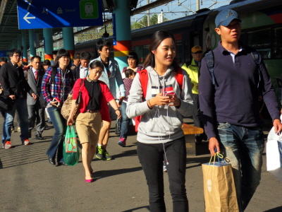 열차에서 내리는 귀성객 