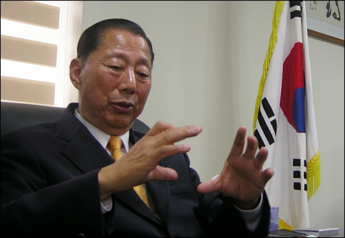 옛 민요에 대해 설명하는 이복웅 원장 &copy; 조종안