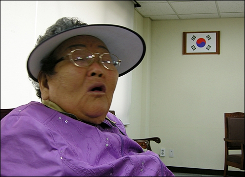 옛 민요를 구성지게 막힘없이 부르는 채주은 할머니 &copy; 조종안