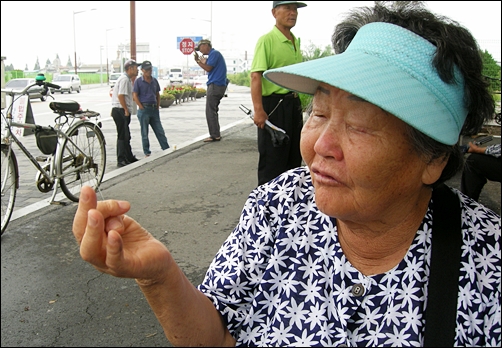 한국전쟁 때 배운 노래에 대해 얘기하는 채 할머니 © 조종안