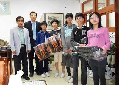 총동문회장(왼쪽 첫 번째)과 재학생 대표들(세 번째 전교회장 정준서)