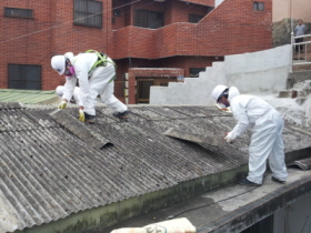 석면 슬레이트 지붕 해체 장면