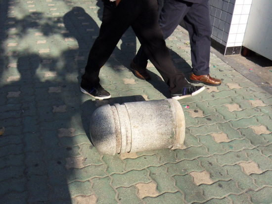 인도 중간에 있는 정체불명의 인도 경계석