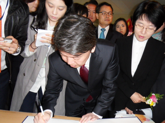 방명록에 서명하는 안철수 후보