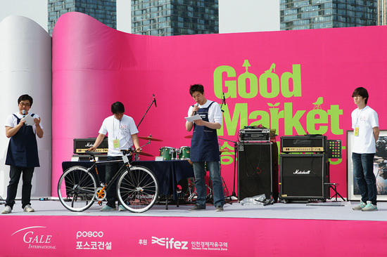 지난 5월 인천 지역 유명 인사들이 다양한 기부물을 내놓고 경매행사를 진행한바 있다.     ⓒ 굿 라이더스 제공