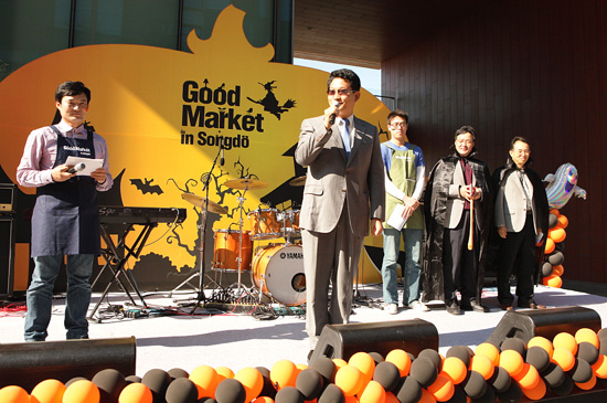 지난해 10월 열린 송도 굿마켓에서 송영길 인천시장이 축사를 하고 있다.      ⓒ 굿라이더스 제공
