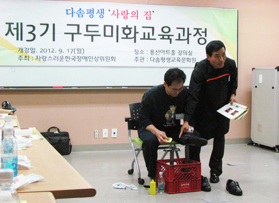 한국장애인유권자연맹 최봉실 이사장이 열띤 강의를 하고 있다     