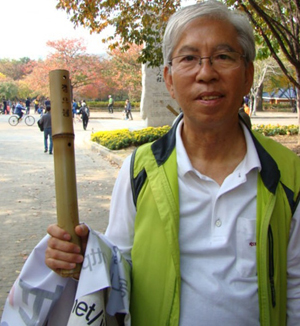 정의봉을 들고 포즈를 취한 박기서 선생     ⓒ 백은종