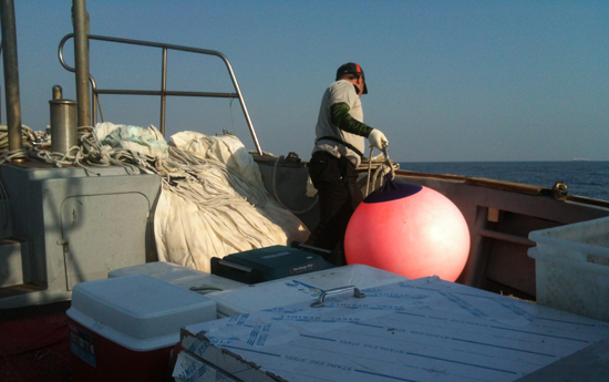 신강수도호(선장 김두성) 사무장이 물닻을 내리기 위해 준비 중입니다. 커다란 부표를 먼저 내린 후 그 후 천으로 된 물닻을 내리면서 펼치게 됩니다.  ⓒ 추광규 