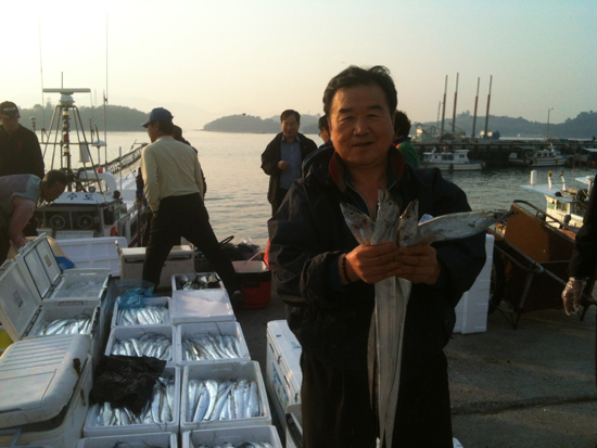 이번 출조에 모시고 갔던 정대택 회장님 입니다. 난생 처음으로 낚시를 하셨다고 하시는데도 이날 저 보다 더 많은 70여마리를 낚았습니다.  ⓒ 추광규    