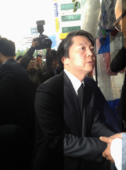 대한문 앞 쌍용차 농성장을 찾은 안철수 후보
