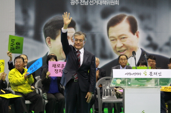 광주·전남 선거대책위원회 출범식에서 환호에 손을 들어 답하는 문재인 후보     ⓒ 조성호