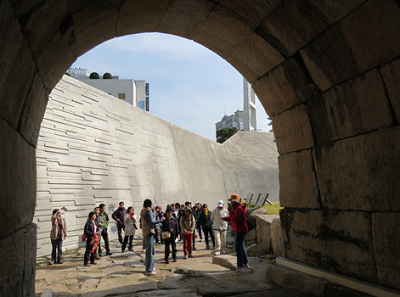 DDP 건설 공사 중 발굴된 동대문 역사공원 내 이간수문 