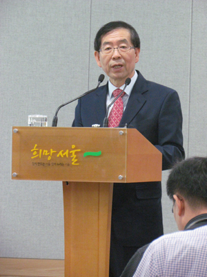  박원순 시장이 2013년 예산안 발표를 하고 있다.     ⓒ 김아름내