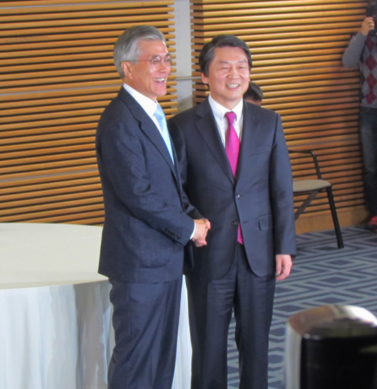 민주통합당 문재인 대선후보와 무소속 안철수 대선후보가 손잡고 있다.    &copy; 김아름내