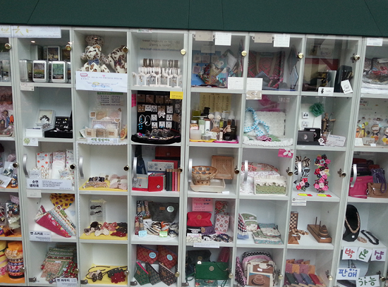 75개 박스로 구성된 서울여성플라자 1층의 박스숍