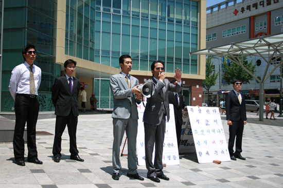 지난 7월 7일. 충북 제천의 '여성도서관'은 국내에서 유일하게 여성만이 출입할 수 있는 도서관이다. 이 같은 여성전용 도서관의 운영방침에 반발해 남성들의 출입을 허용해 달라며 항의에 나선 남성연대 