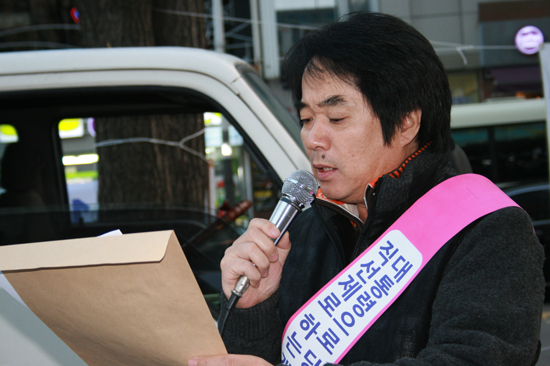 이날 안철수 대선후보 캠프에 전달할 정책제안서을 설명하고 있는 연도흠 공동대표     &copy; 추광규