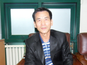 신중하게 인터뷰에 응한 김영환 위원장