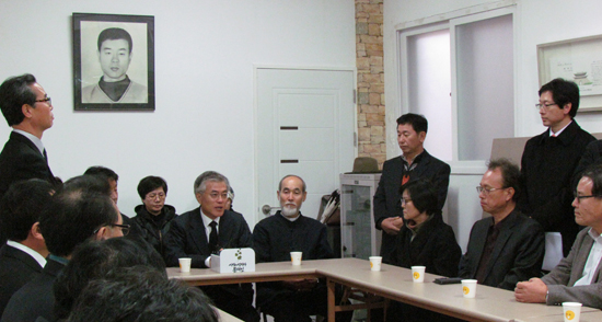 문재인후보가 유가족 및 관계자에게 얘기하고 있다.     &copy;  김아름내