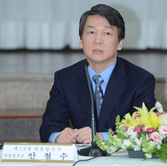 12일 부산상공회의소를 방문한 안철수 대선후보가 '부산에코델타시티 현안과 친수법폐지안' 에 대해 설명하고 있다.     &copy;조성민 