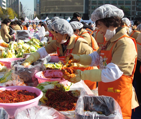 야쿠르트 어머니는 즐거운 마음으로 김치를 담갔다. &copy; 김아름내