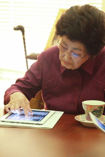 김대중 자서전 웹북 기능을 시연하는 이희호 여사