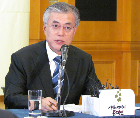 따뜻한 금융, 따뜻한 경제에 대해 발언하는 문재인 후보    &copy; 김아름내