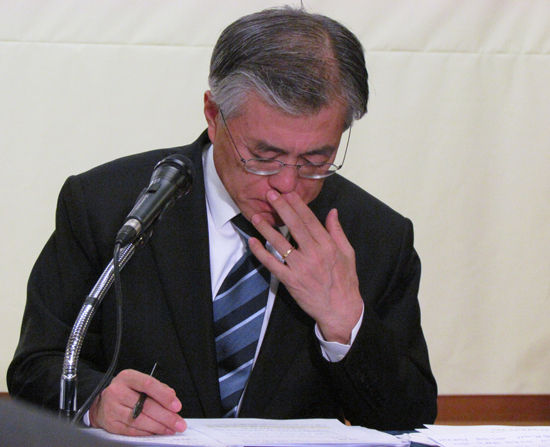 안철수 후보의 기자회견문을 읽고있는 문재인 후보    &copy; 김아름내