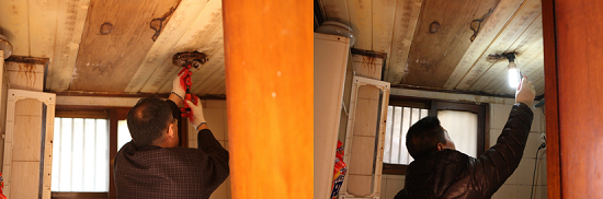 홀몸 어르신 가구를 방문해 노후한 조명등을 교체해 주고있는 빗물펌프장 직원들