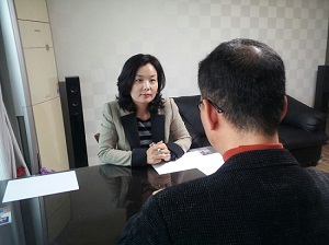 산업재해근로자와 상담하는 김선영 한국가족상담연구소 대표   ⓒ한국가족상담연구소 