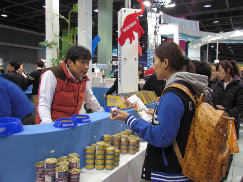 사료에 대해 설명하는 관계자 &copy; 김아름내