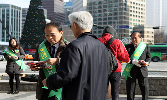 SH공사 이종수 사장과 직원들이 29일 서울시청 앞에서 시민들 상대로 은평뉴타운 분양촉진 판촉활동에 나서고 있다. 