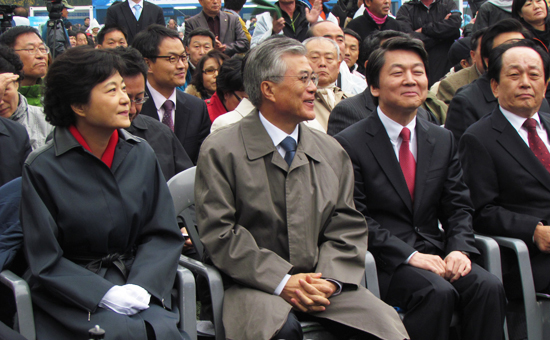 지난 6일 서울광장에서 창립 50주년을 맞은 수협이 개최한‘전국 수산인 한마음 전진대회’에 참석한 새누리당 박근혜 대선후보, 민주통합당 문재인 대선후보     ⓒ편집부 