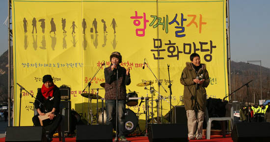 (가운데) 한낮,  (오른쪽) 이름하나못짓고    &copy;  김아름내