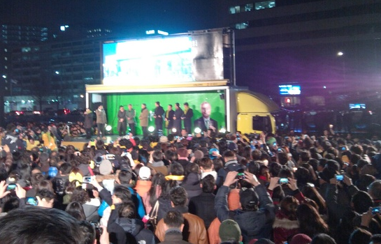 민주통합당 문재인 대선후보 “춥다 문열어” 콘서트 유세