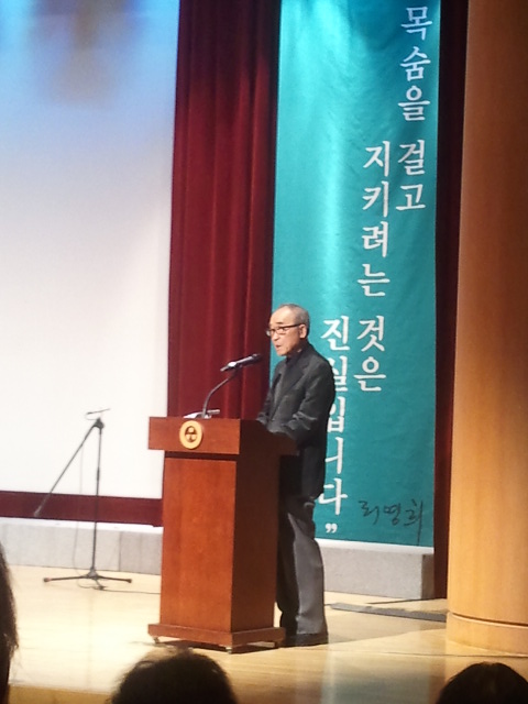 고은 시인이 축사를 낭독하고 있다.     &copy; 최재영
