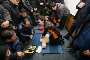 자동제세동기 이용방법 교육 장면