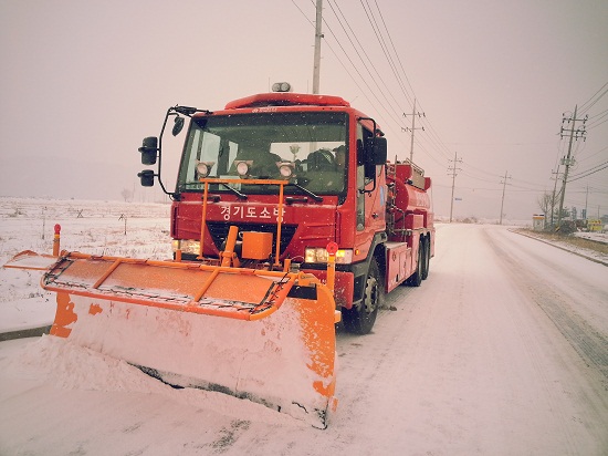 연천소방서, 안전사고 예방을 위한 제설작업(사진제공 연천소방서)