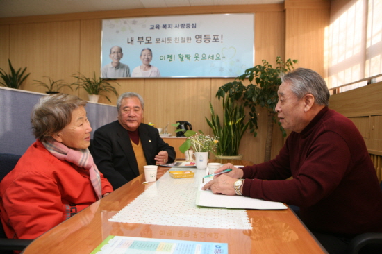 전문교육을 이수한 노인 상담사(오른쪽)가 또래 어르신을 상담하고 있다