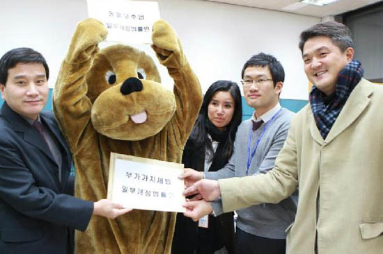 제안서를 전달하고 있는 이원복 대표와 이를 전달받고 있는 이혁진 위원장 © 한국동물보호연합 제공 