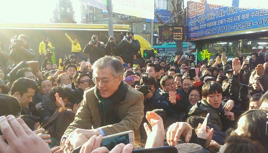 11일 오후 경기도 의정부역 앞 행복로에서 인사 유세를 갖고 시민들에게 지지를 호소하는 문재인 후보