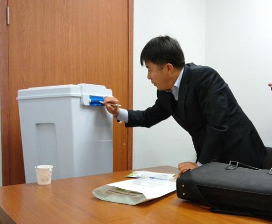 봉인 스티커에 대해 설명하는 선거관리위원회 관계자