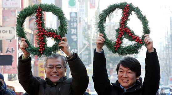 13일 오후 대전 으느정이(은행동)문화거리에서 문재인 - 안철수 두 사람의 세 번째 동행 유세가 펼쳐졌다. 