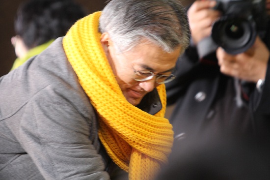 유세장을 찾은 시민들과 허리 숙여 인사하는 문재인 후보©전춘화